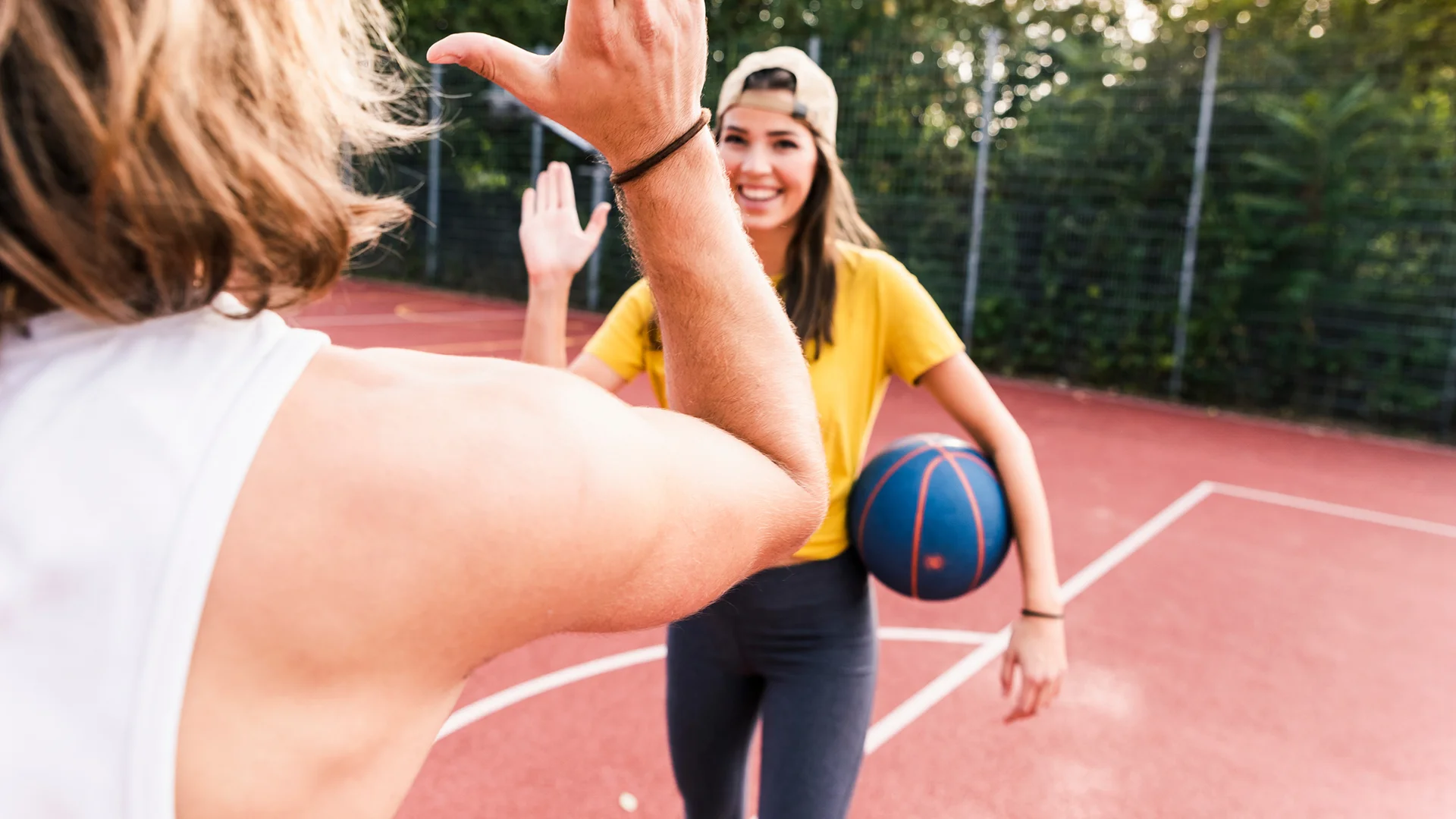 High Five auf dem Basketballplatz